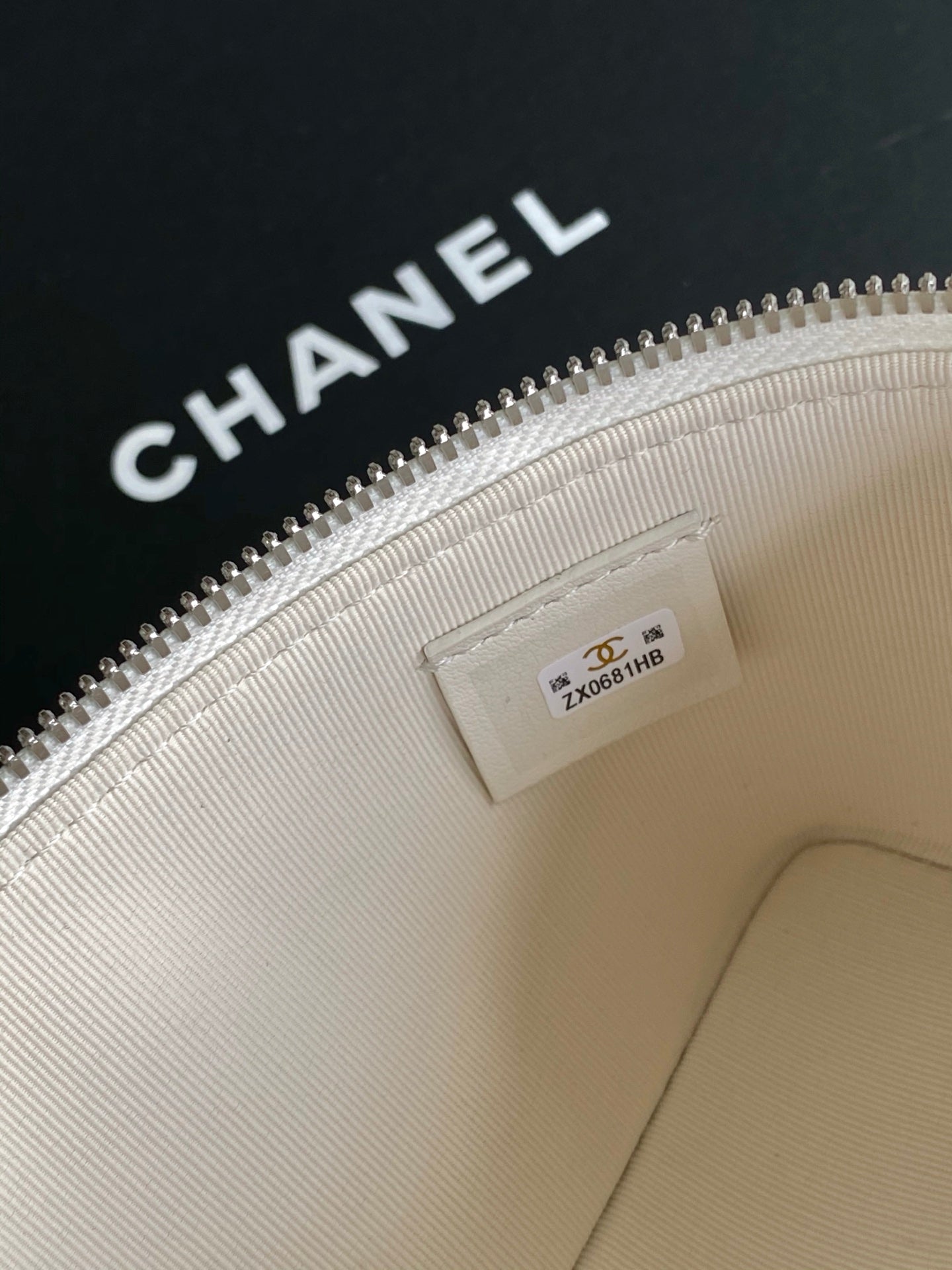 Chanel 25B Star LP Quilted Caviar Vanity Case — White with Silver Hardware