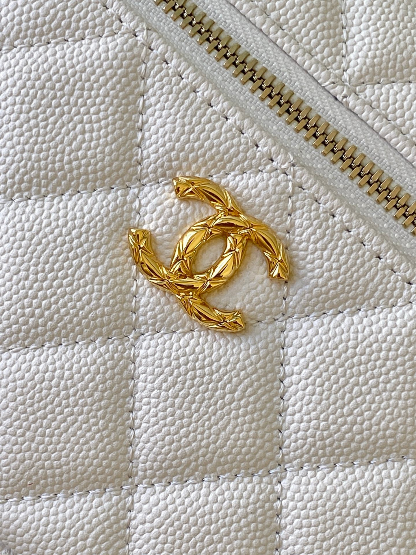 Chanel 26C LP Quilted Caviar Vanity Case — White with Light Gold Hardware