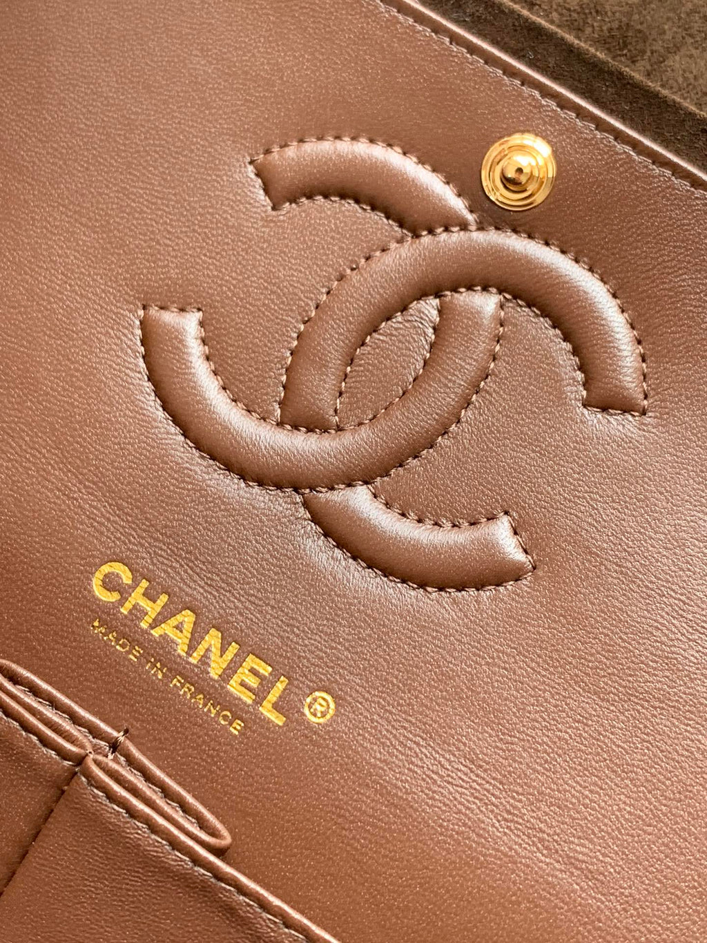 Chanel 2.55 Reissue Double Flap Bag — Dark Chocolate Suede with Aged Gold Hardware (20cm / Size 220)
