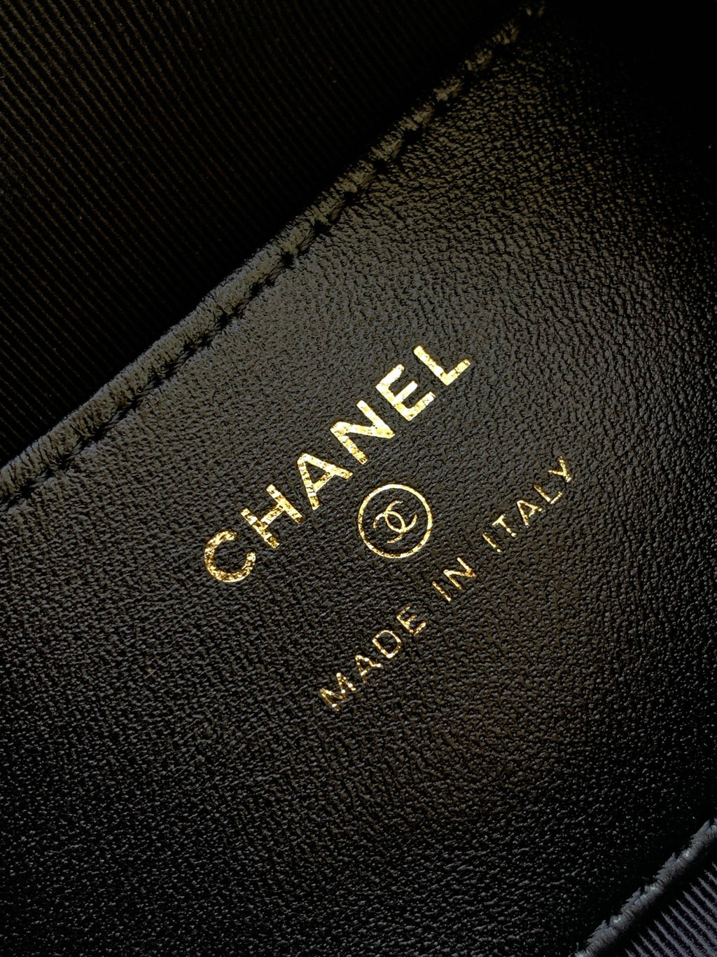 Chanel 26C Cruise Hoop Wristlet Flap Bag Shiny Black Quilted Leather Clutch AP4976