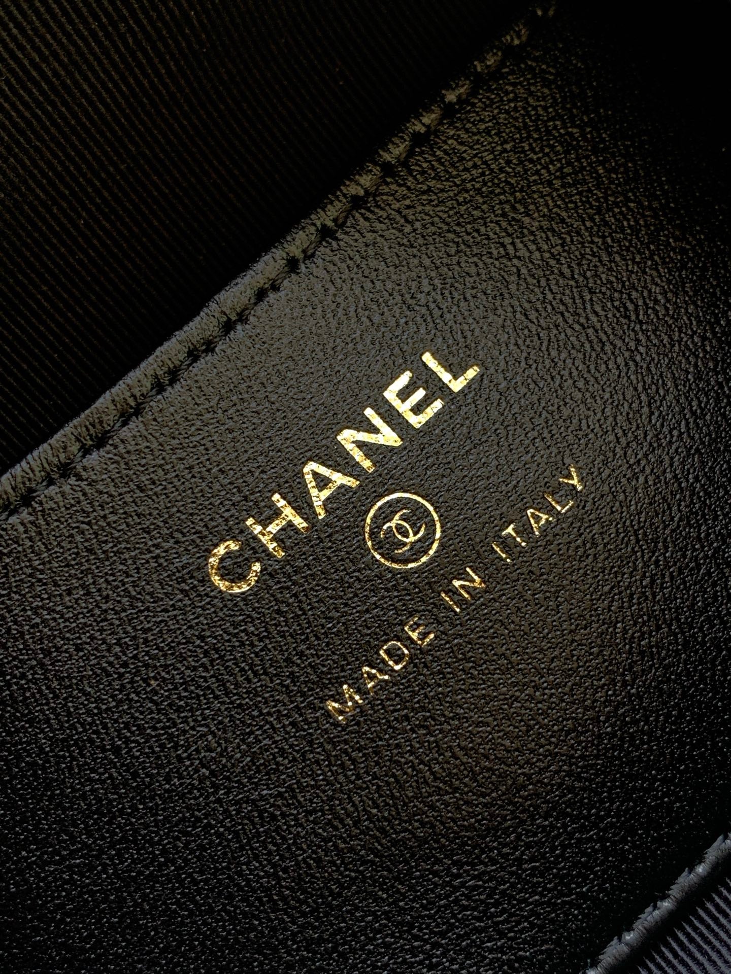 Chanel 26C Cruise Hoop Wristlet Flap Bag Shiny Black Quilted Leather Clutch AP4976