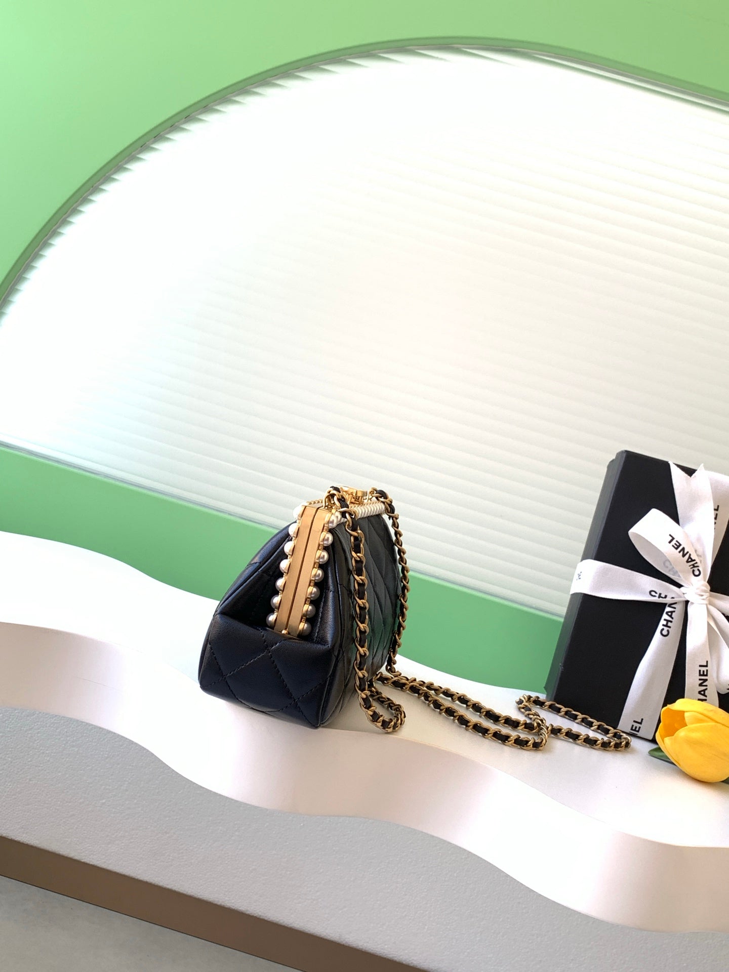 Chanel 26C Cruise Pearl Kiss-Lock Flap Chain Bag Black Quilted Leather Minaudiere AS5912