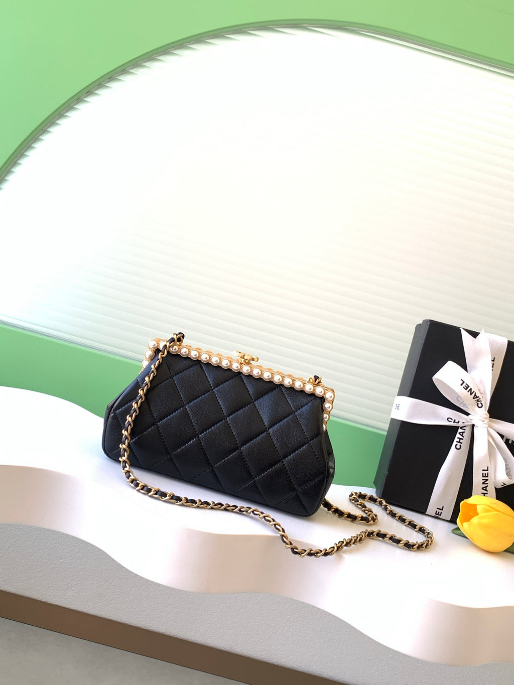 Chanel 26C Cruise Pearl Kiss-Lock Flap Chain Bag Black Quilted Leather Minaudiere AS5912