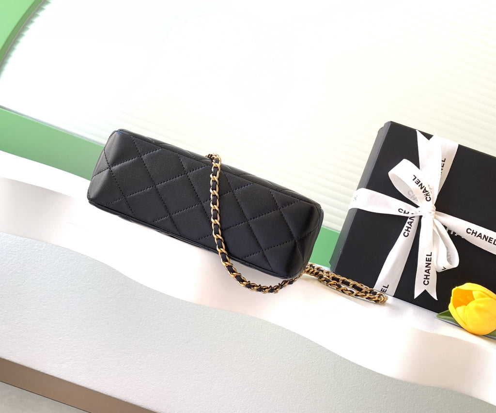 Chanel 26C Cruise Pearl Kiss-Lock Flap Chain Bag Black Quilted Leather Minaudiere AS5912