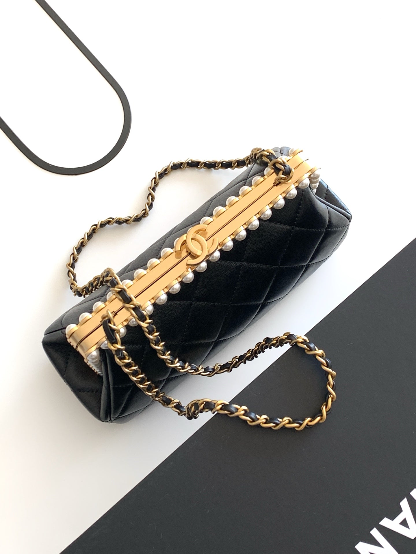 Chanel 26C Cruise Pearl Kiss-Lock Flap Chain Bag Black Quilted Leather Minaudiere AS5912