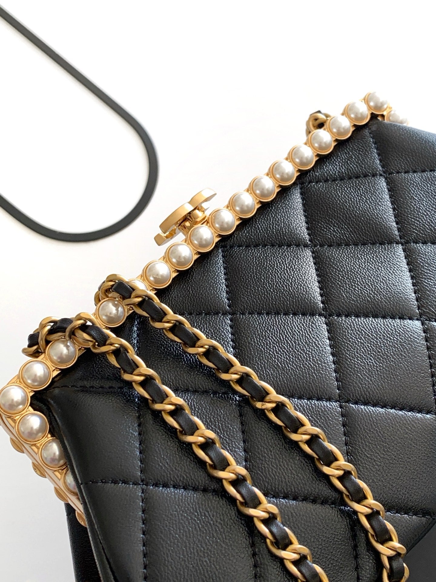 Chanel 26C Cruise Pearl Kiss-Lock Flap Chain Bag Black Quilted Leather Minaudiere AS5912