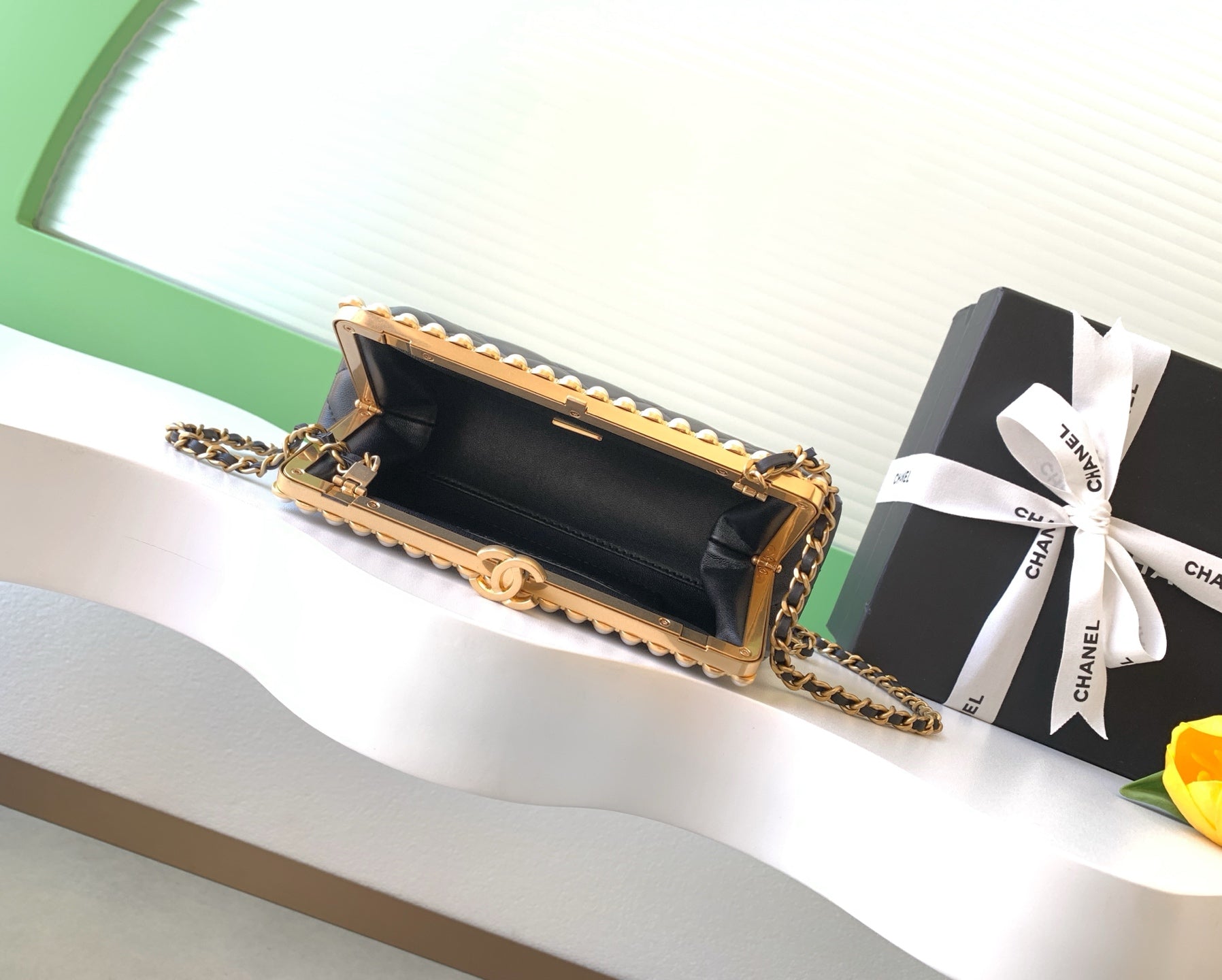 Chanel 26C Cruise Pearl Kiss-Lock Flap Chain Bag Black Quilted Leather Minaudiere AS5912