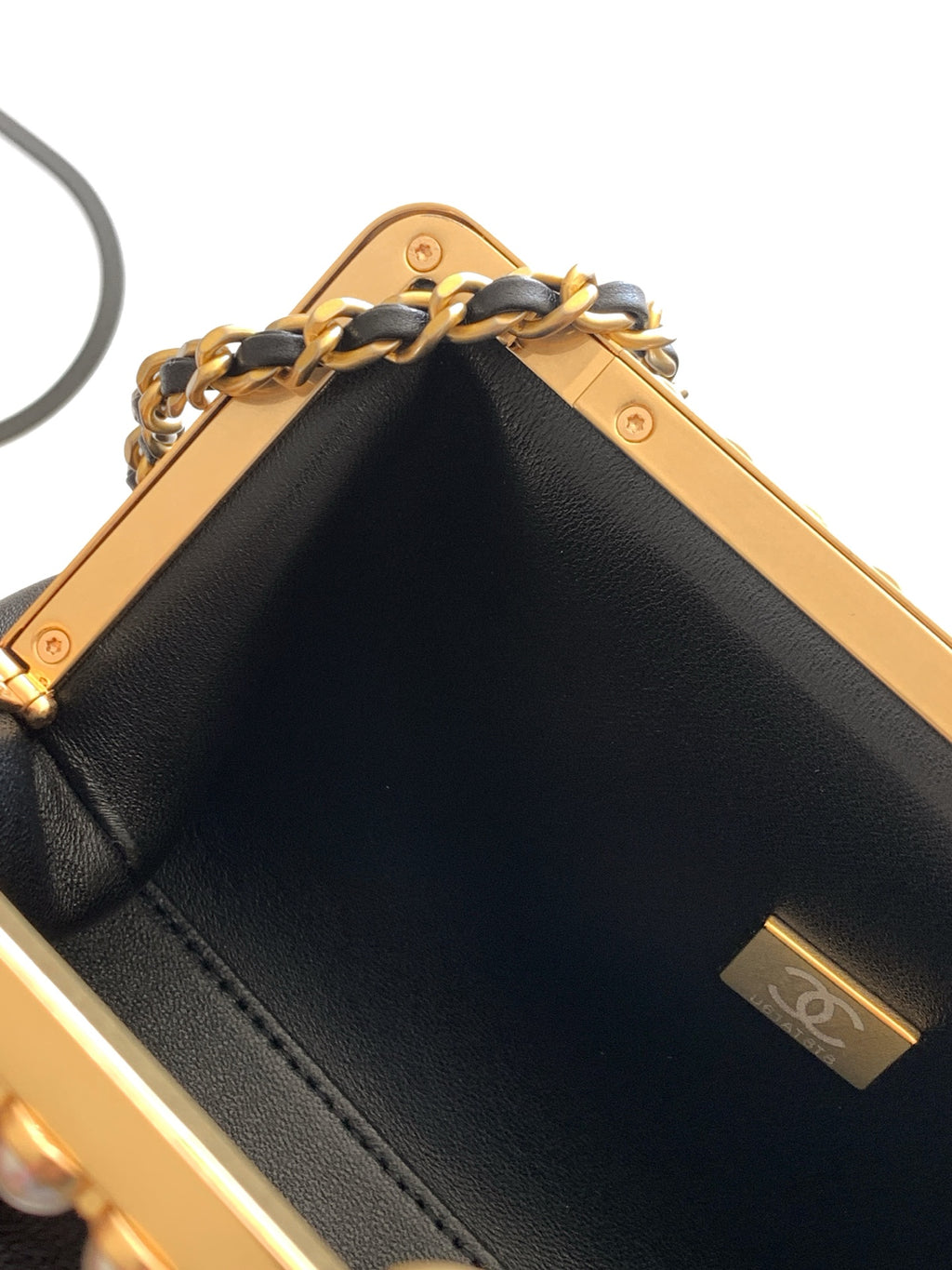 Chanel 26C Cruise Pearl Kiss-Lock Flap Chain Bag Black Quilted Leather Minaudiere AS5912