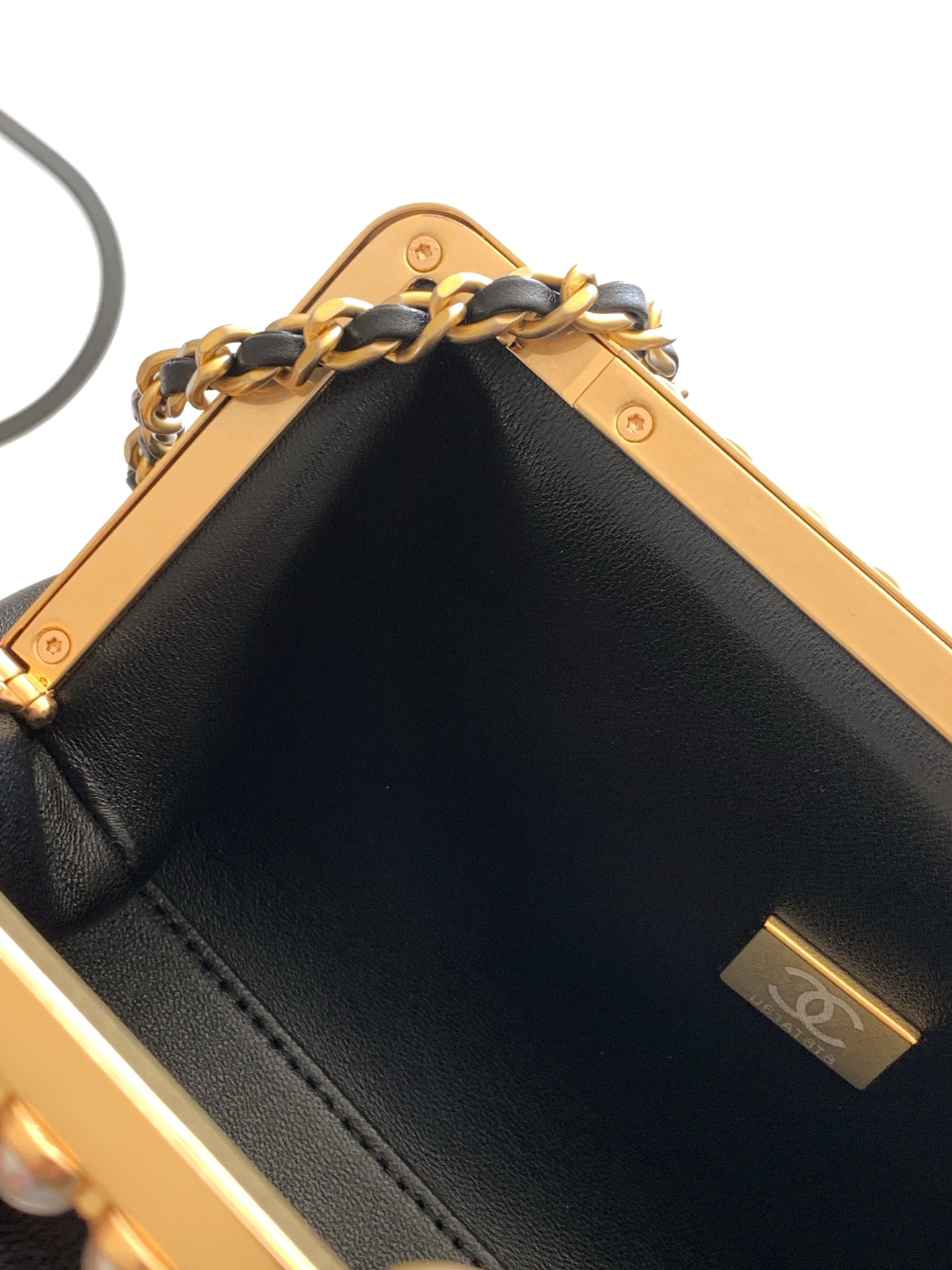 Chanel 26C Cruise Pearl Kiss-Lock Flap Chain Bag Black Quilted Leather Minaudiere AS5912