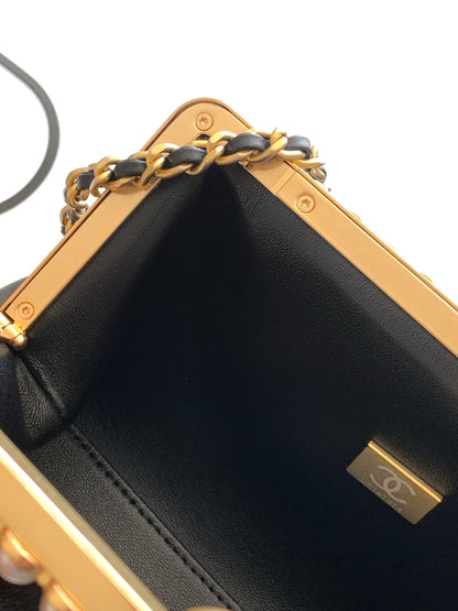 Chanel 26C Cruise Pearl Kiss-Lock Flap Chain Bag Black Quilted Leather Minaudiere AS5912