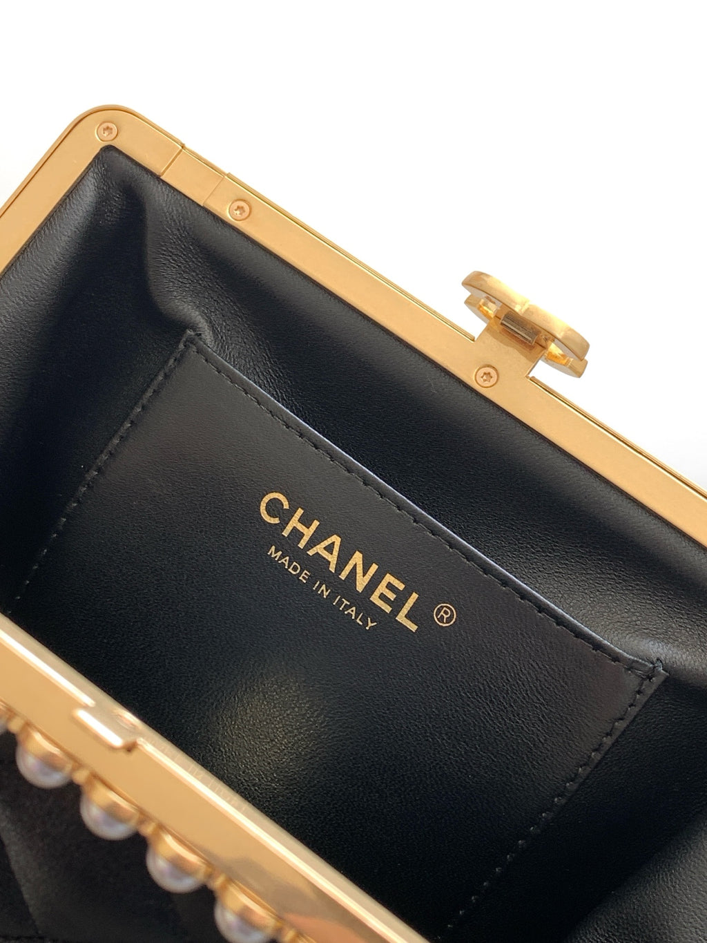 Chanel 26C Cruise Pearl Kiss-Lock Flap Chain Bag Black Quilted Leather Minaudiere AS5912