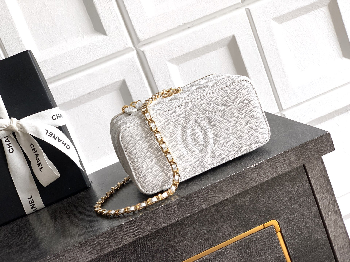 Chanel 26C Cruise Vanity Case with Chain - Quilted Cream White Leather Bag (9.5 x 17 x 8 cm)