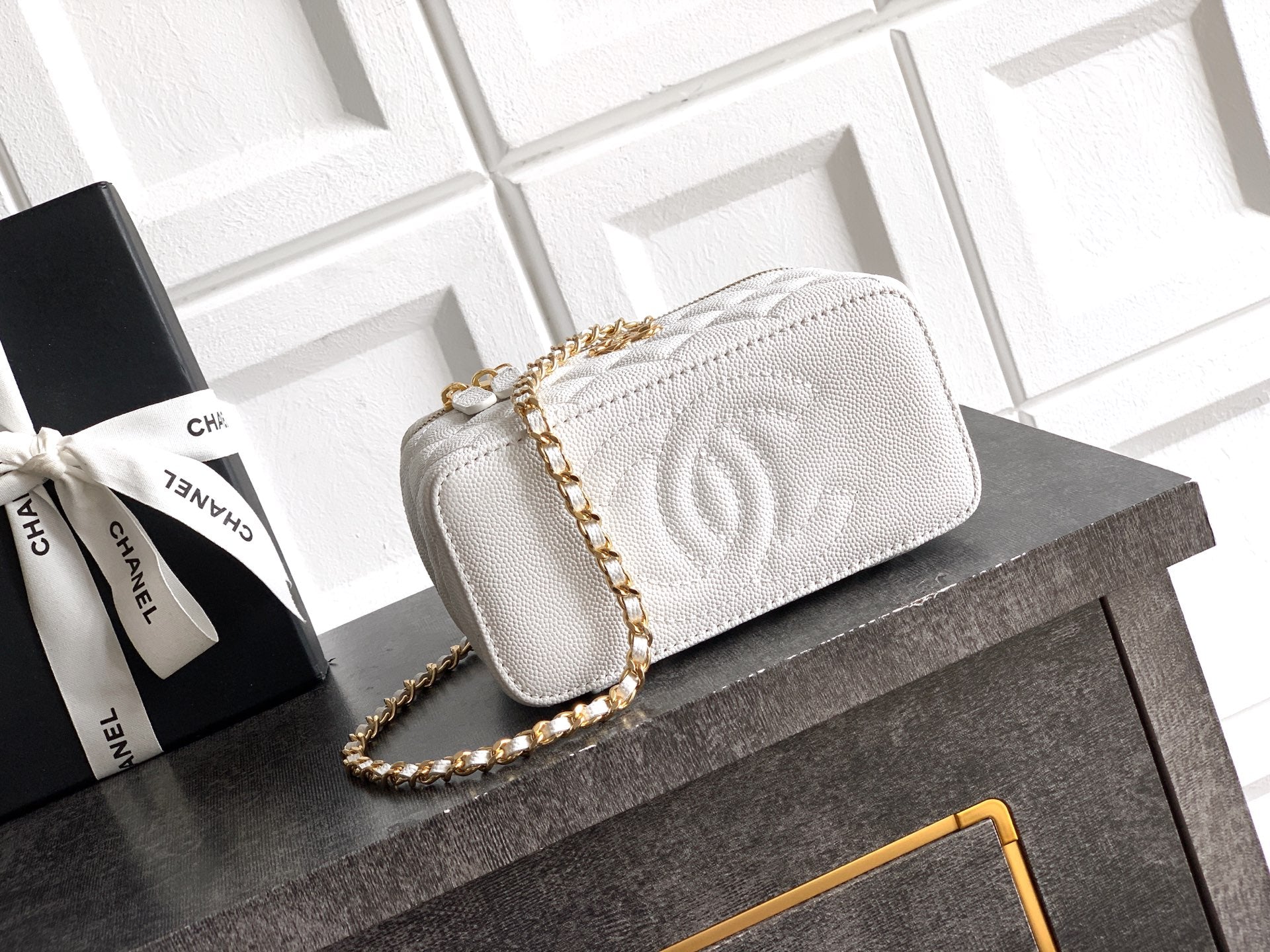Chanel 26C Cruise Vanity Case with Chain - Quilted Cream White Leather Bag (9.5 x 17 x 8 cm)
