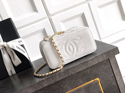 Chanel 26C Cruise Vanity Case with Chain - Quilted Cream White Leather Bag (9.5 x 17 x 8 cm)
