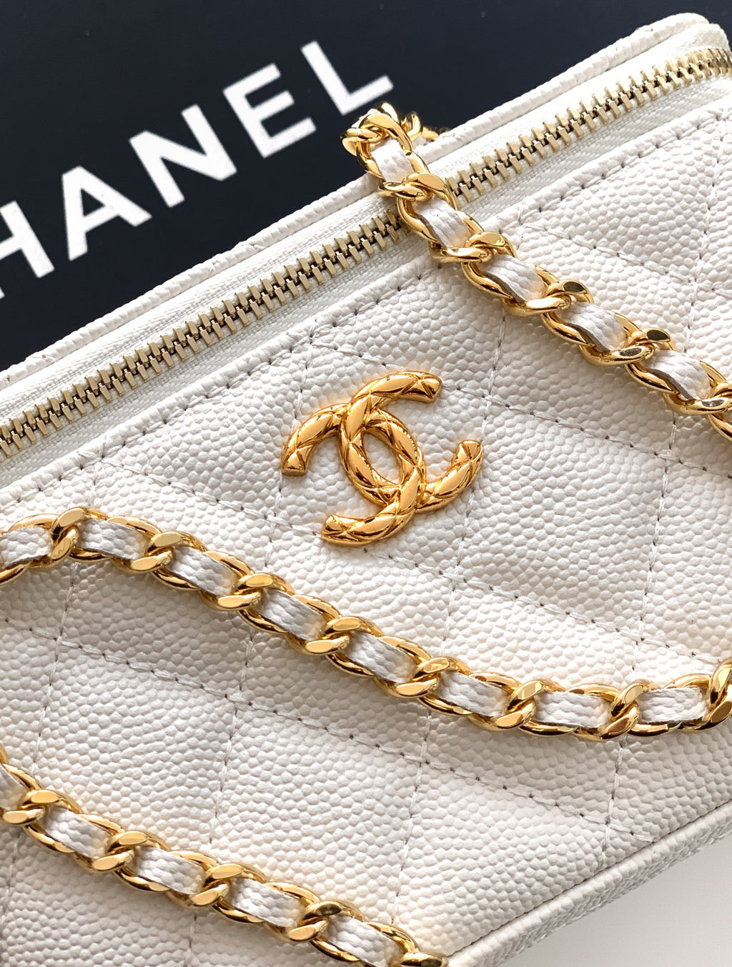 Chanel 26C Cruise Vanity Case with Chain - Quilted Cream White Leather Bag (9.5 x 17 x 8 cm)