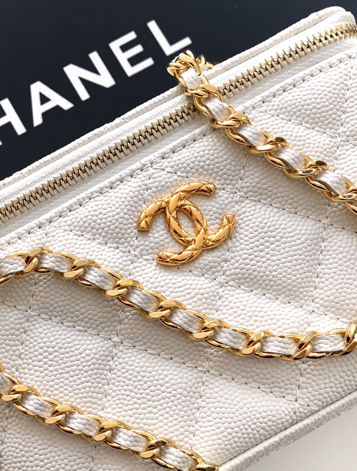 Chanel 26C Cruise Vanity Case with Chain - Quilted Cream White Leather Bag (9.5 x 17 x 8 cm)
