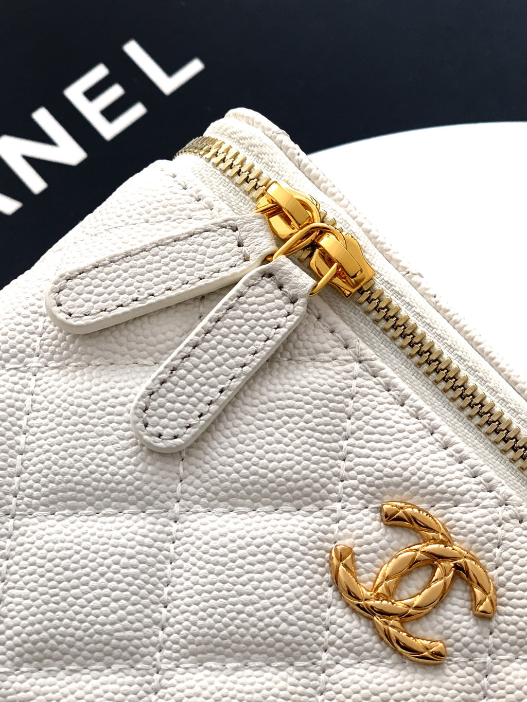 Chanel 26C Cruise Vanity Case with Chain - Quilted Cream White Leather Bag (9.5 x 17 x 8 cm)