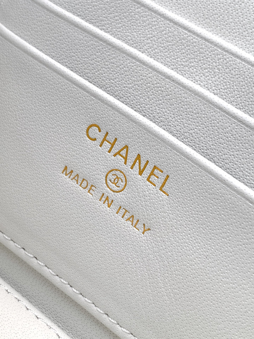 Chanel 26C Cruise Vanity Case with Chain - Quilted Cream White Leather Bag (9.5 x 17 x 8 cm)