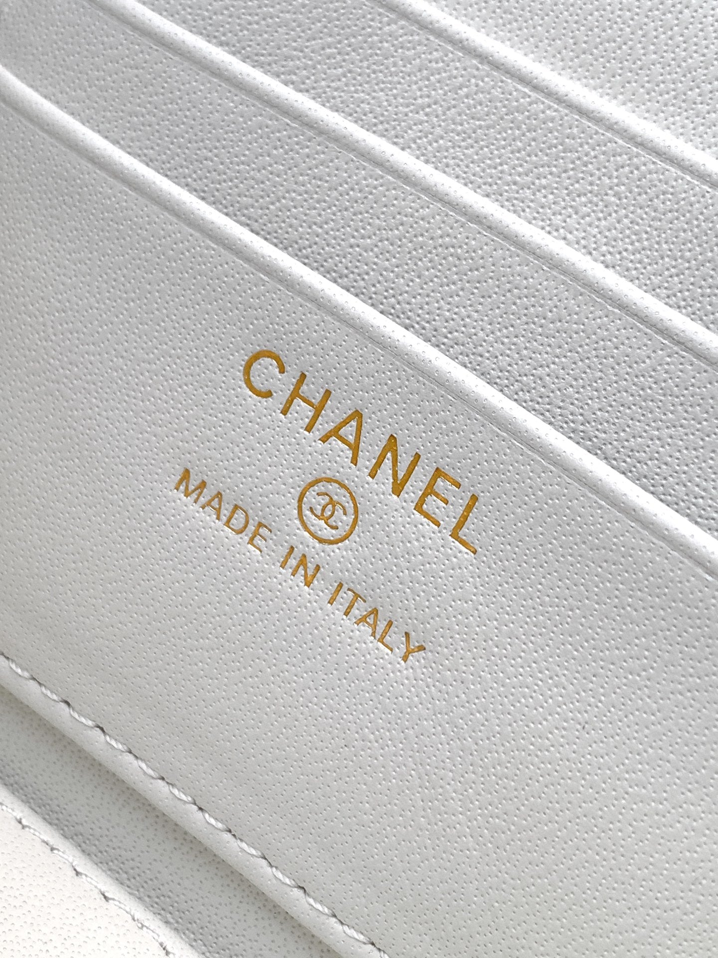 Chanel 26C Cruise Vanity Case with Chain - Quilted Cream White Leather Bag (9.5 x 17 x 8 cm)