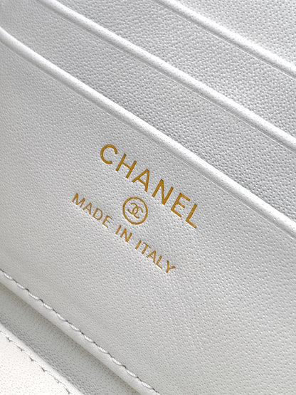 Chanel 26C Cruise Vanity Case with Chain - Quilted Cream White Leather Bag (9.5 x 17 x 8 cm)