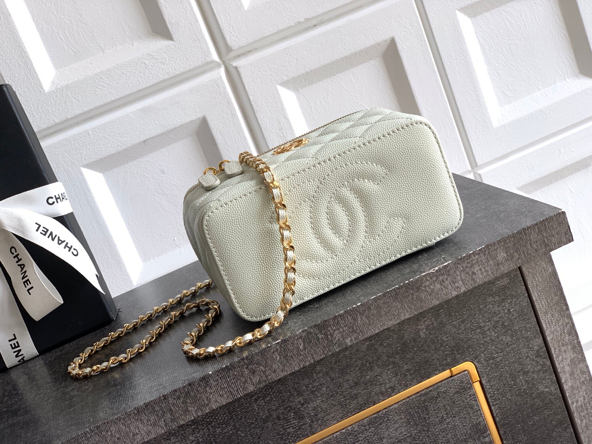 Chanel 26C Cruise Vanity Case with Chain - Quilted Light Grey Leather Bag (9.5 x 17 x 8 cm)