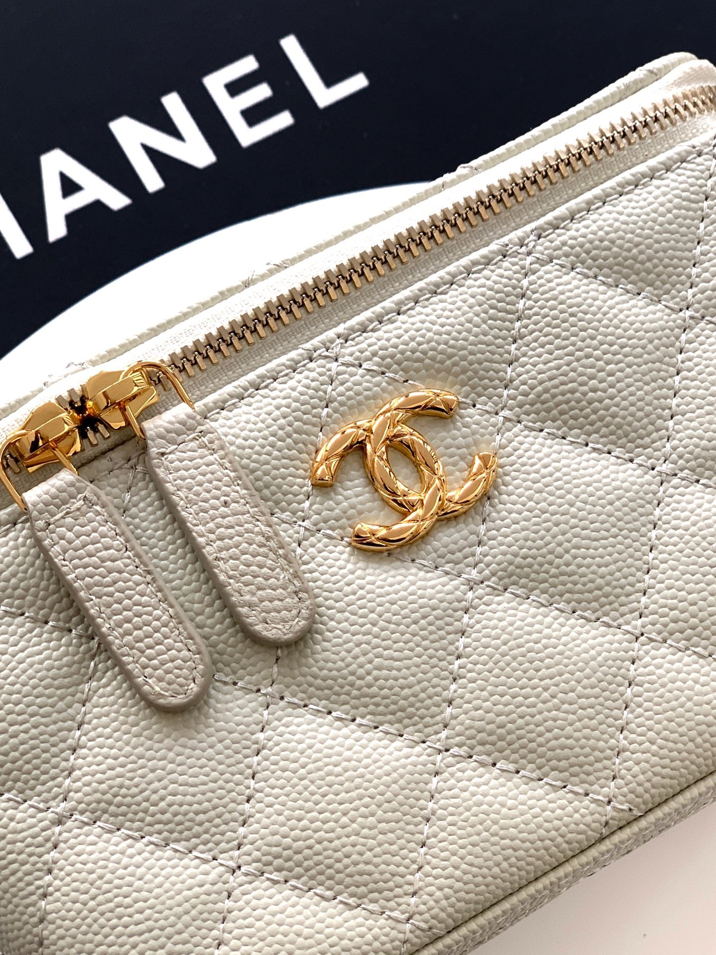 Chanel 26C Cruise Vanity Case with Chain - Quilted Light Grey Leather Bag (9.5 x 17 x 8 cm)