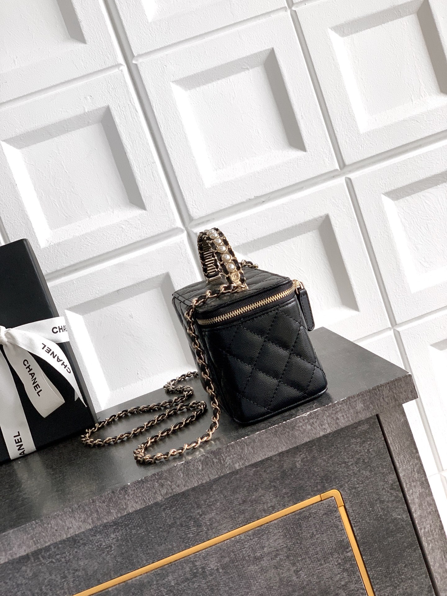 Chanel 26C Cruise Vanity Case with Pearl Top Handle & Diamond-Inlaid Logo (9.5 x 17 x 8 cm)