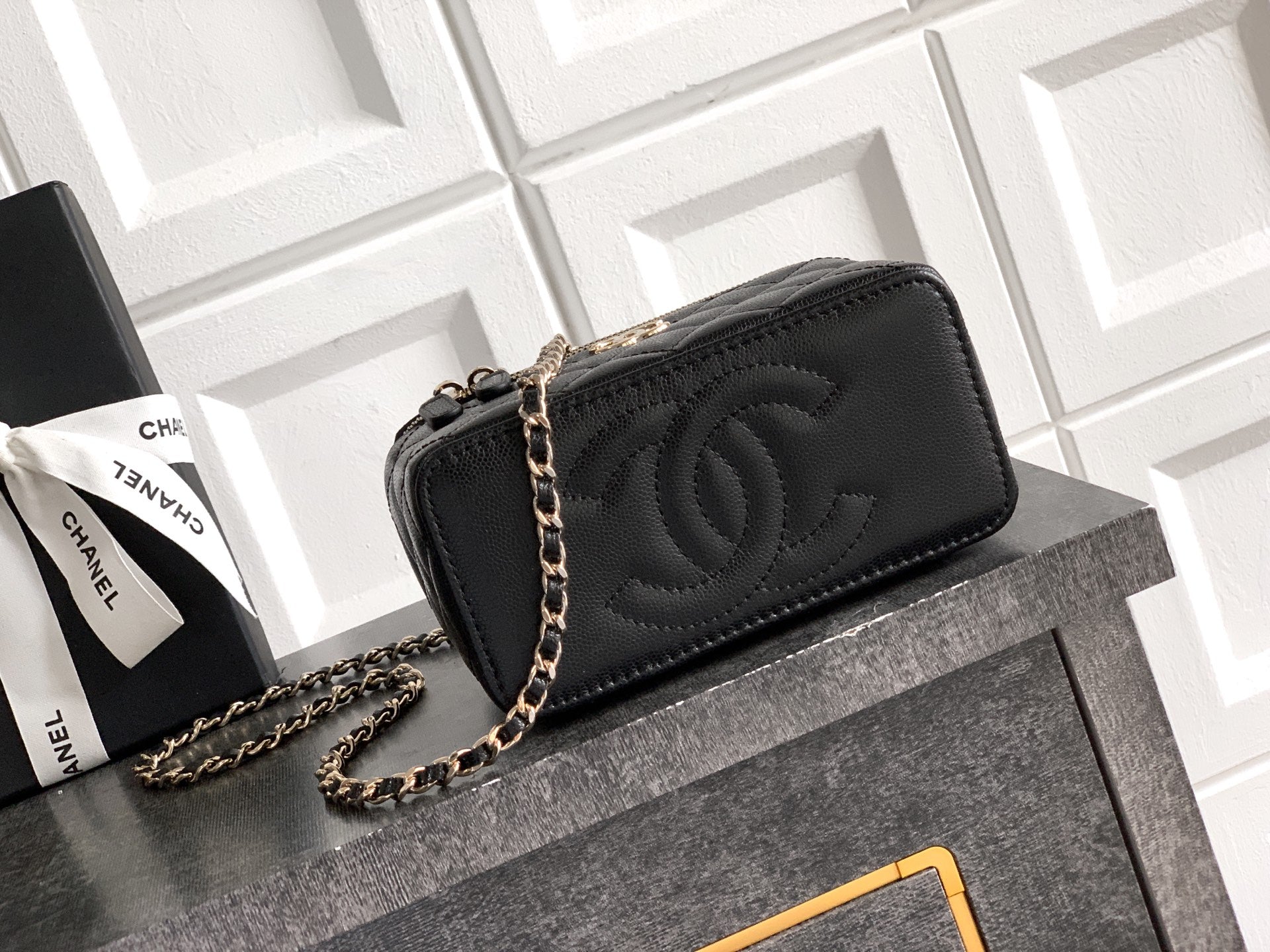 Chanel 26C Cruise Vanity Case with Pearl Top Handle & Diamond-Inlaid Logo (9.5 x 17 x 8 cm)