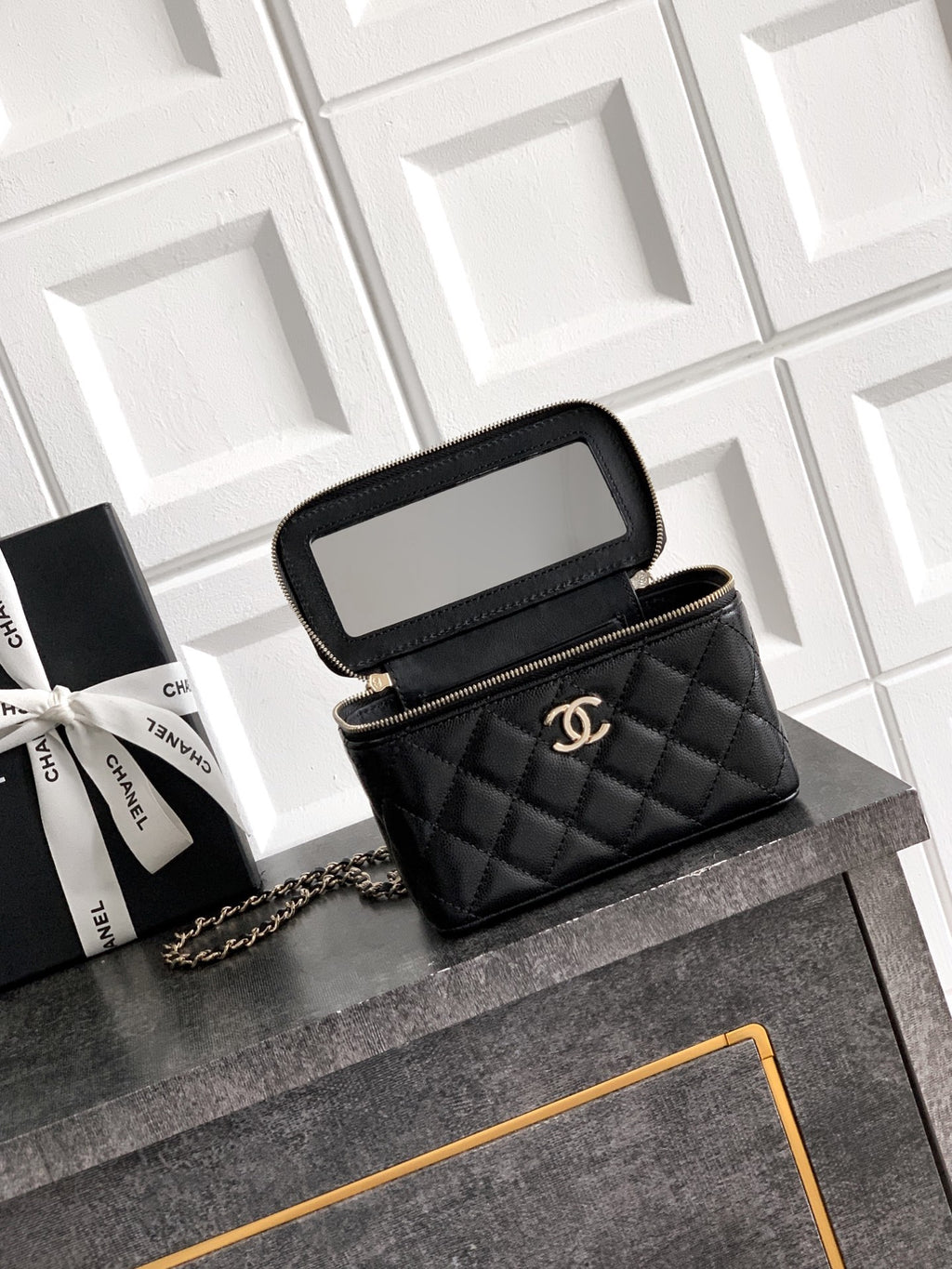 Chanel 26C Cruise Vanity Case with Pearl Top Handle & Diamond-Inlaid Logo (9.5 x 17 x 8 cm)