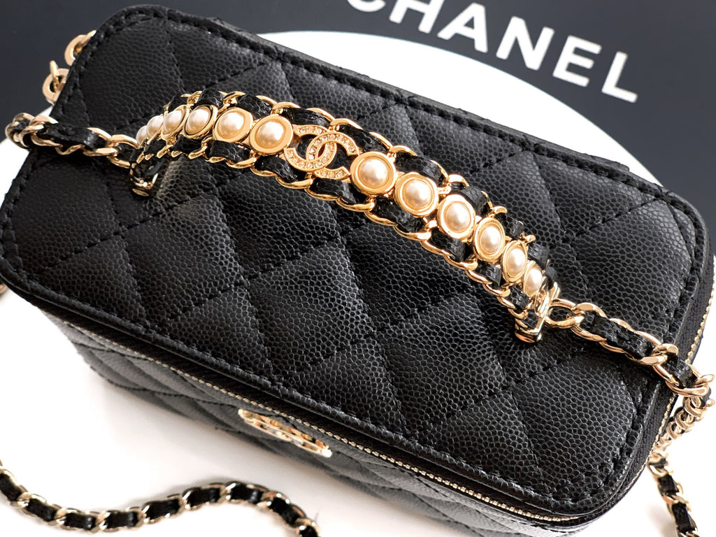 Chanel 26C Cruise Vanity Case with Pearl Top Handle & Diamond-Inlaid Logo (9.5 x 17 x 8 cm)
