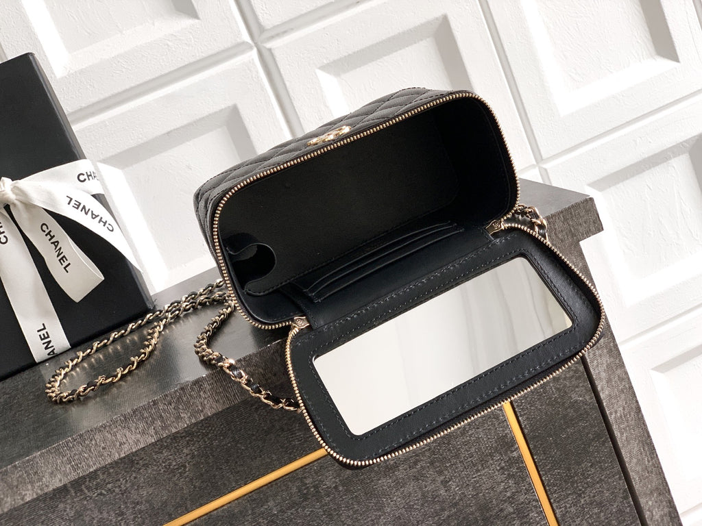 Chanel 26C Cruise Vanity Case with Pearl Top Handle & Diamond-Inlaid Logo (9.5 x 17 x 8 cm)