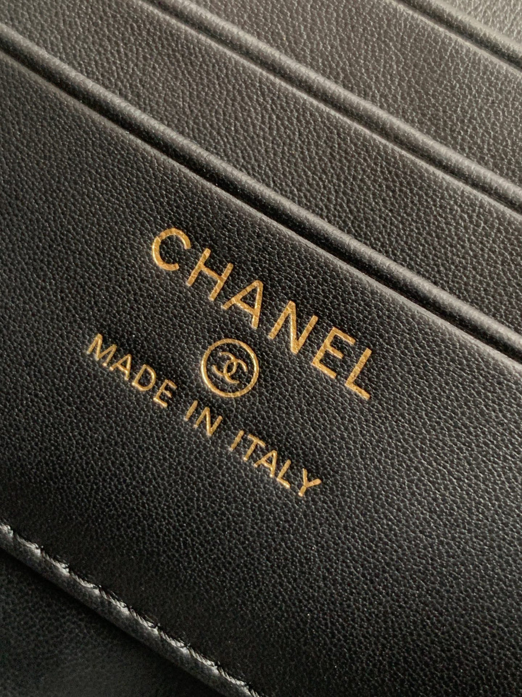 Chanel 26C Cruise Vanity Case with Pearl Top Handle & Diamond-Inlaid Logo (9.5 x 17 x 8 cm)