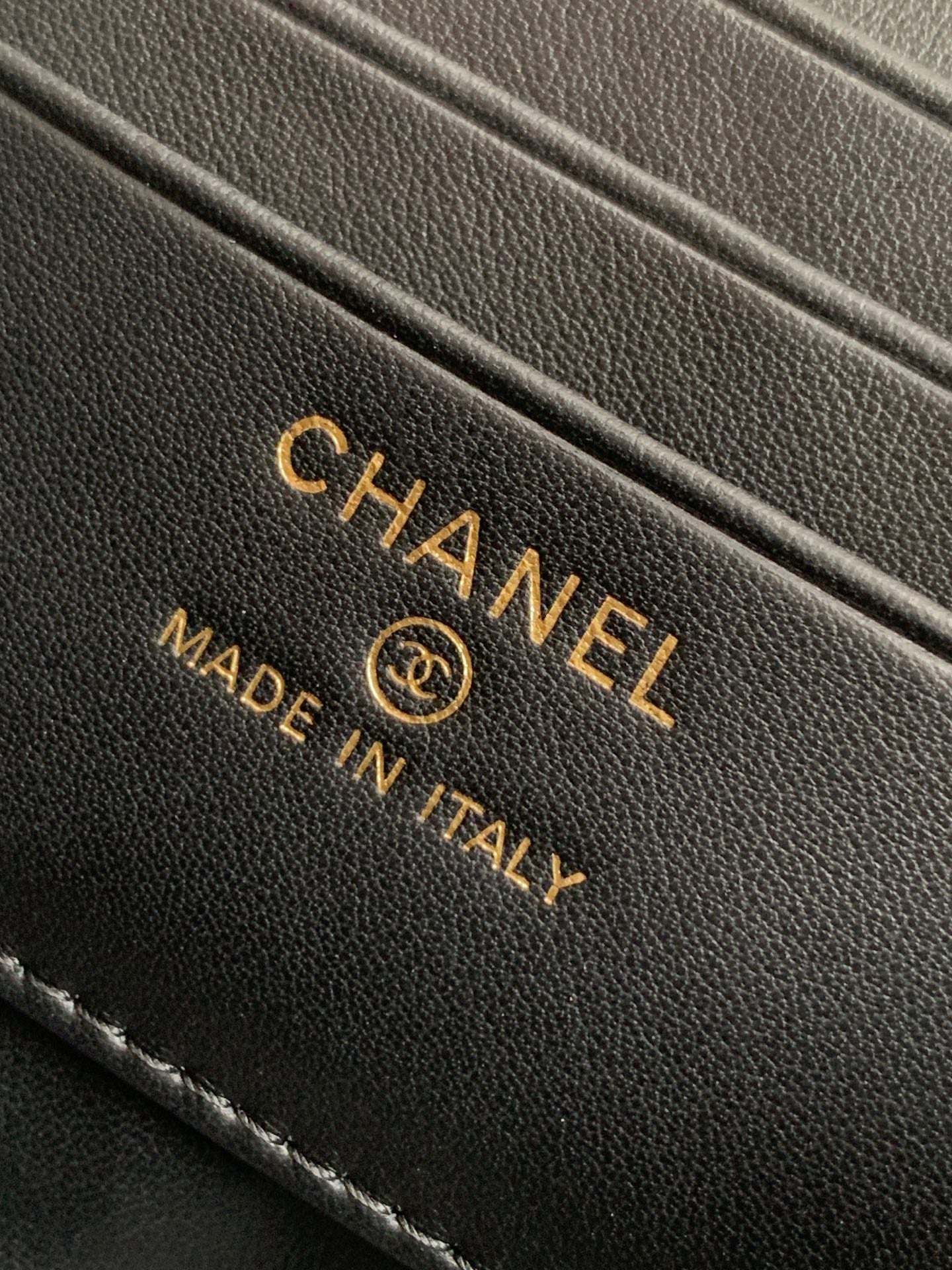 Chanel 26C Cruise Vanity Case with Pearl Top Handle & Diamond-Inlaid Logo (9.5 x 17 x 8 cm)