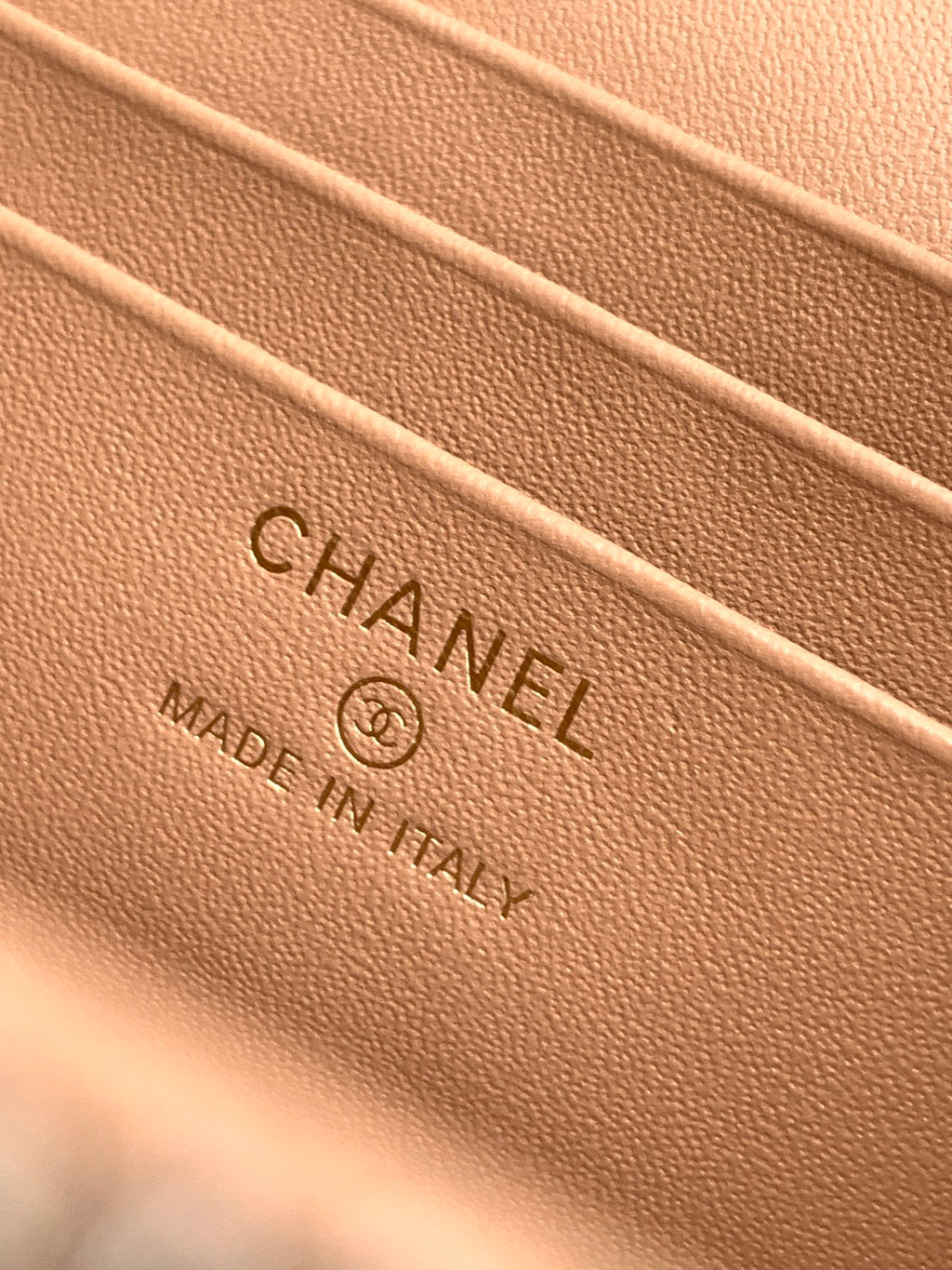 Chanel 26C Cruise Vanity Case - Khaki Quilted Leather with Pearl Handle & Diamond-Inlaid Logo (9.5 x 17 x 8 cm)