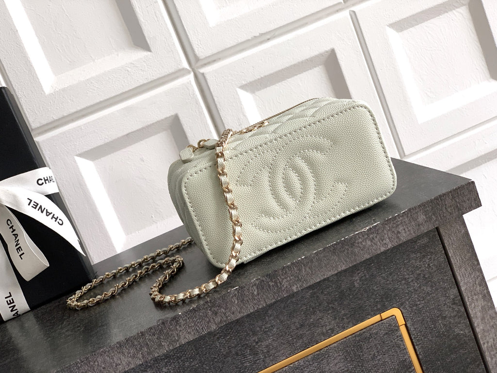 Chanel 26C Cruise Vanity Case - Light Grey Quilted Leather with Pearl Handle & Diamond-Inlaid Logo (9.5 x 17 x 8 cm)