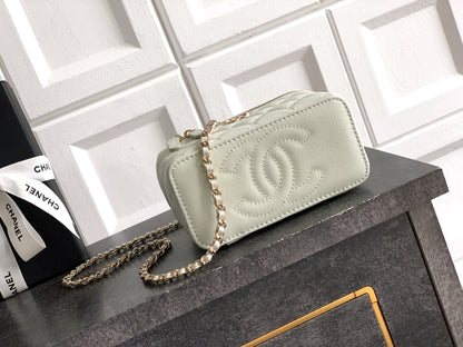 Chanel 26C Cruise Vanity Case - Light Grey Quilted Leather with Pearl Handle & Diamond-Inlaid Logo (9.5 x 17 x 8 cm)