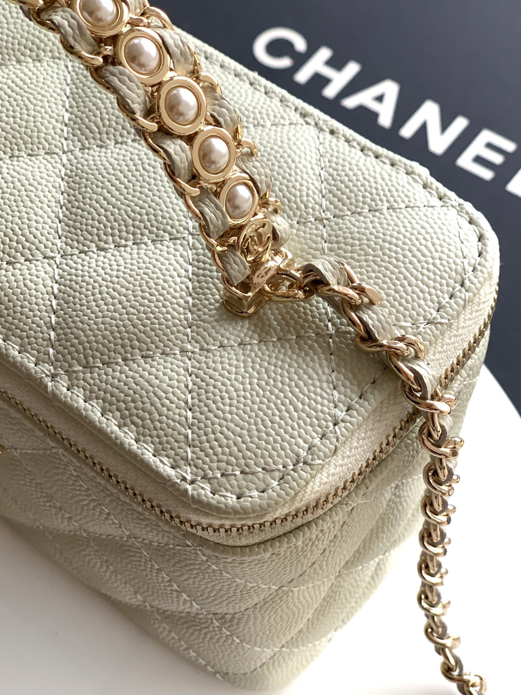 Chanel 26C Cruise Vanity Case - Light Grey Quilted Leather with Pearl Handle & Diamond-Inlaid Logo (9.5 x 17 x 8 cm)