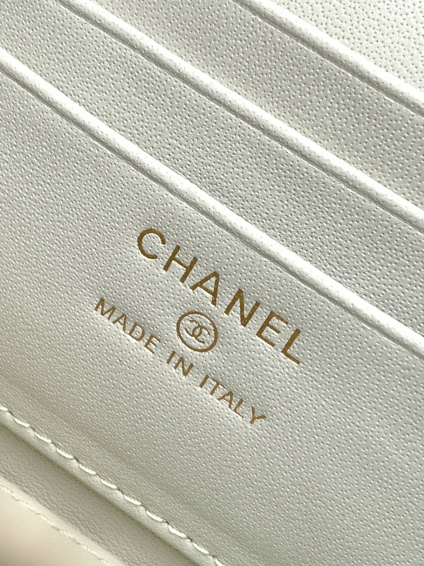 Chanel 26C Cruise Vanity Case - Light Grey Quilted Leather with Pearl Handle & Diamond-Inlaid Logo (9.5 x 17 x 8 cm)