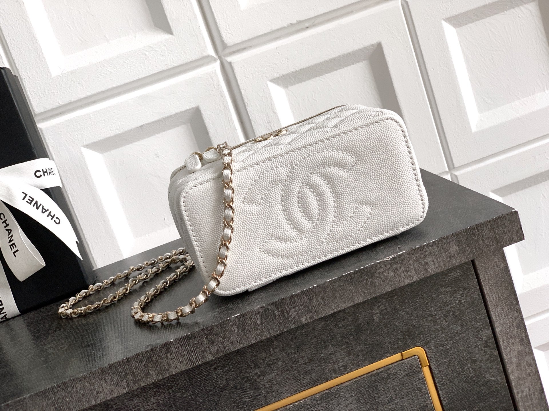 Chanel 26C Cruise Vanity Case - Creamy White Quilted Leather with Pearl Handle & Diamond-Inlaid Logo (9.5 x 17 x 8 cm)