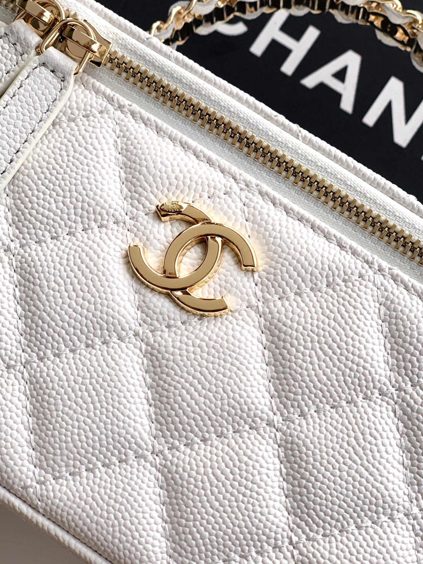 Chanel 26C Cruise Vanity Case - Creamy White Quilted Leather with Pearl Handle & Diamond-Inlaid Logo (9.5 x 17 x 8 cm)