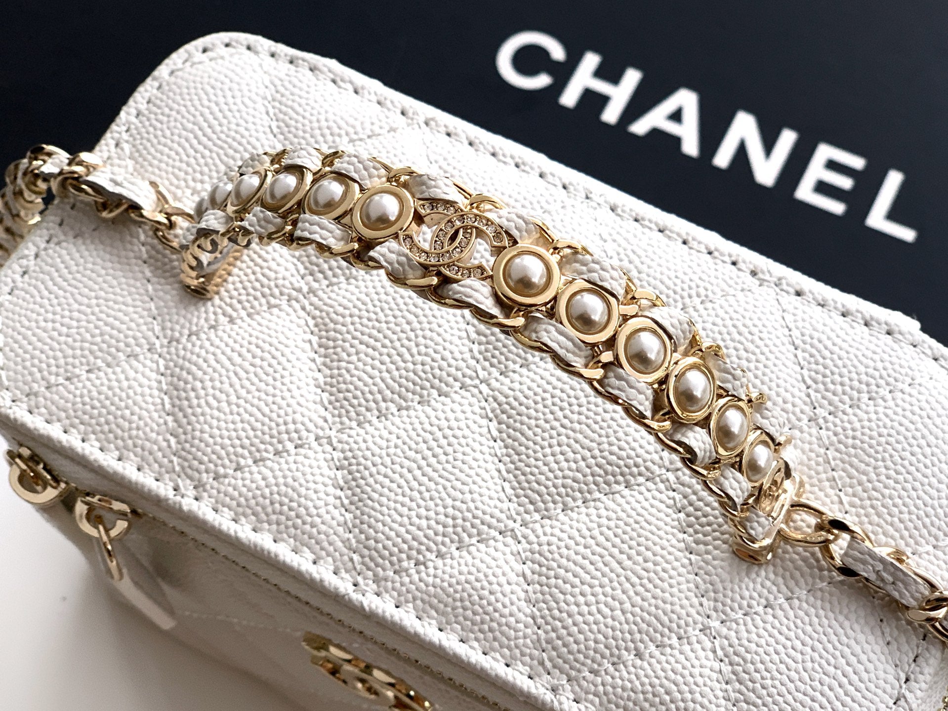 Chanel 26C Cruise Vanity Case - Creamy White Quilted Leather with Pearl Handle & Diamond-Inlaid Logo (9.5 x 17 x 8 cm)