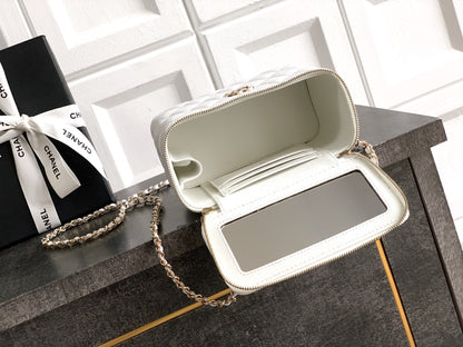 Chanel 26C Cruise Vanity Case - Creamy White Quilted Leather with Pearl Handle & Diamond-Inlaid Logo (9.5 x 17 x 8 cm)