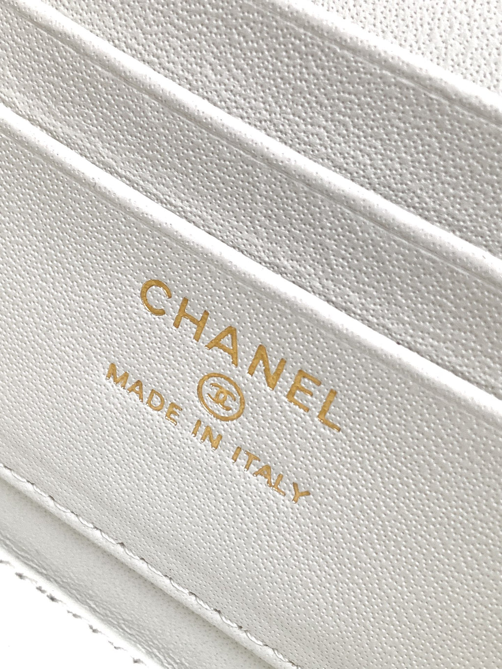 Chanel 26C Cruise Vanity Case - Creamy White Quilted Leather with Pearl Handle & Diamond-Inlaid Logo (9.5 x 17 x 8 cm)