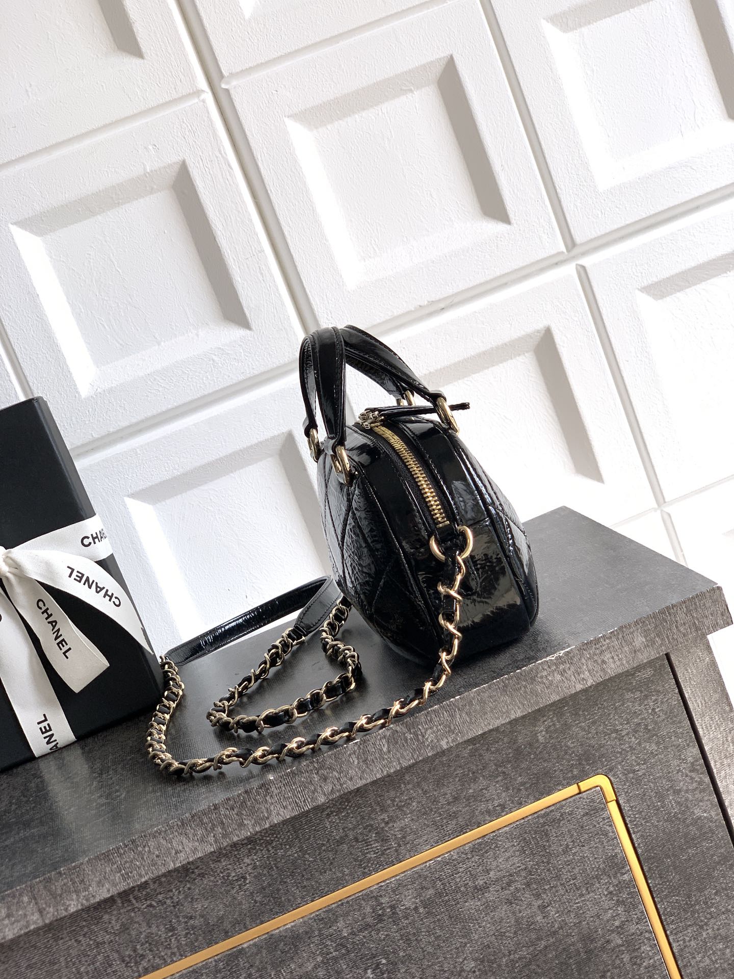 Chanel 25N Patent Leather Shell Bag - Classic Quilted Design with Dual Handles & Chain Strap (18 x 13 x 7 cm)