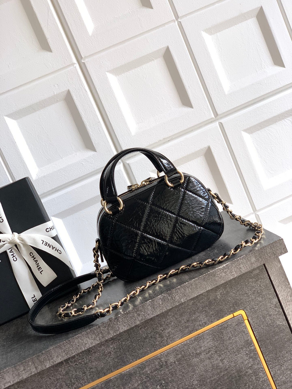 Chanel 25N Patent Leather Shell Bag - Classic Quilted Design with Dual Handles & Chain Strap (18 x 13 x 7 cm)