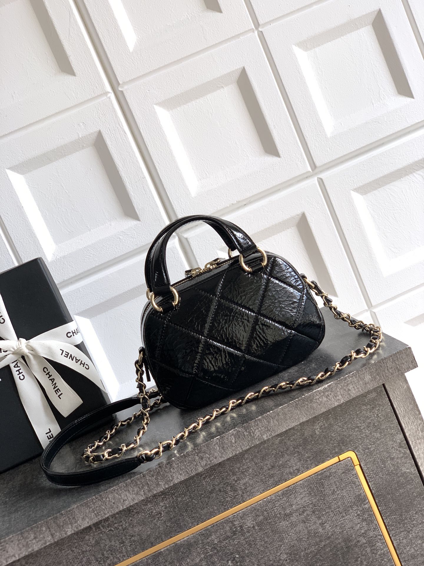 Chanel 25N Patent Leather Shell Bag - Classic Quilted Design with Dual Handles & Chain Strap (18 x 13 x 7 cm)