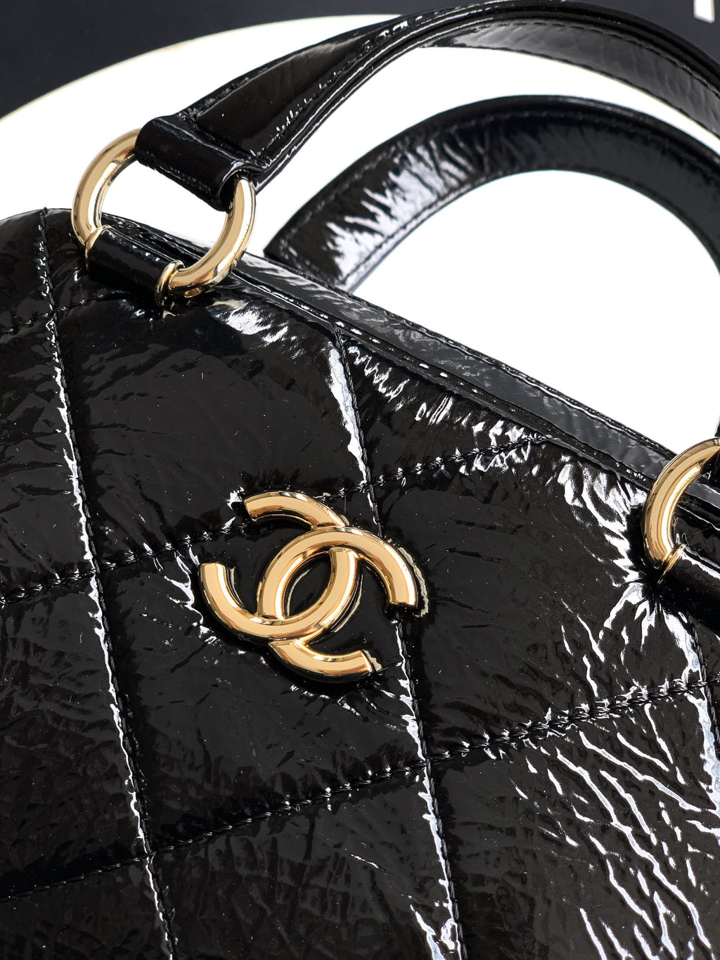 Chanel 25N Patent Leather Shell Bag - Classic Quilted Design with Dual Handles & Chain Strap (18 x 13 x 7 cm)