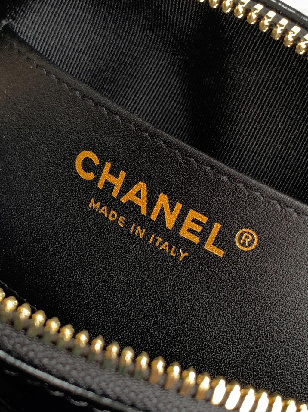 Chanel 25N Patent Leather Shell Bag - Classic Quilted Design with Dual Handles & Chain Strap (18 x 13 x 7 cm)