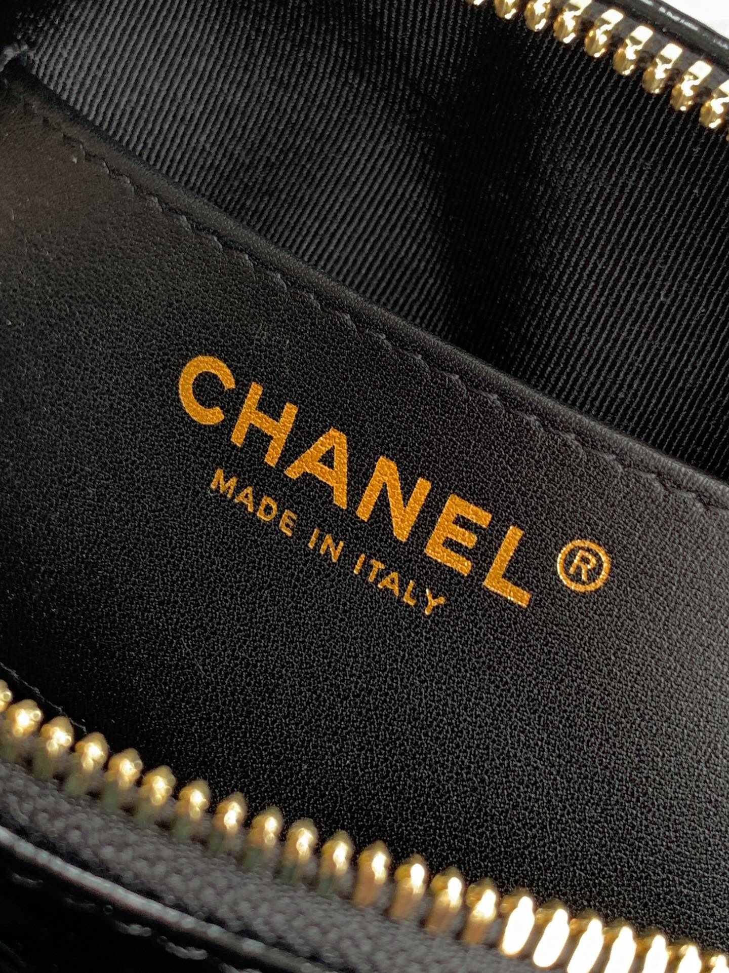 Chanel 25N Patent Leather Shell Bag - Classic Quilted Design with Dual Handles & Chain Strap (18 x 13 x 7 cm)