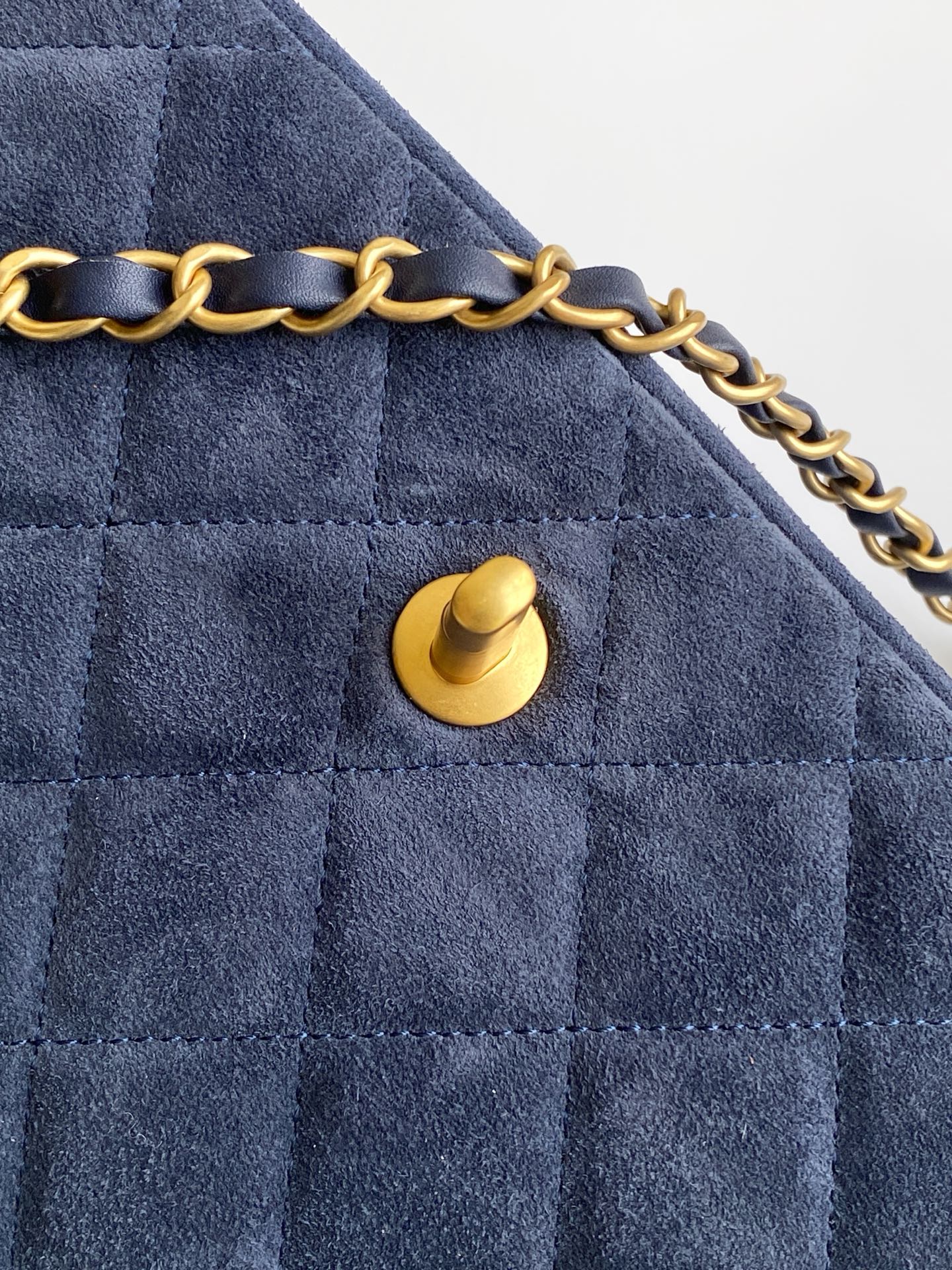 Chanel Classic Flap Bag Medium Navy Blue Suede 26C — 18x26x7cm